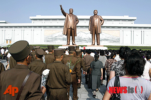 김정일 김정은 동상(평양만수대).jpg