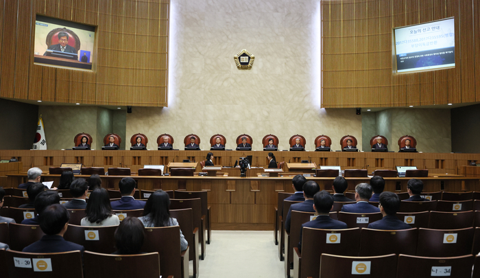 김명수 대법원장과 대법관들이 11일 오후 서울 서초구 대법원 대법정에서 열린 전원합의체 선고를 위해 자리에 앉아있다. 연합뉴스
