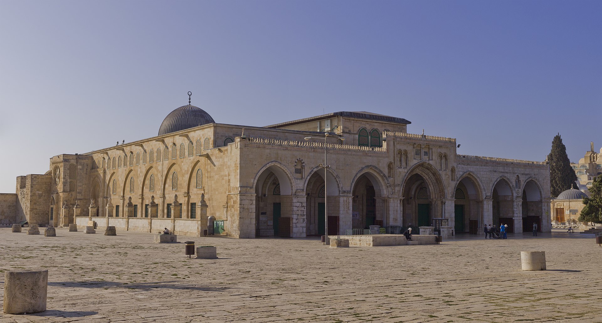 무함마드가 메카에서 천마를 타고 순식간에 예루살렘의 성전산에 도착한 뒤 하늘로 승천했다는 장소에 들어선 알아크사 모스크. [위키피디아]