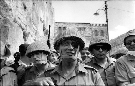 1967년 6일전쟁에서 승리한 이츠하크 라빈, 모셰 다얀, 우지 나르키스 등 군 지휘부가 예루살렘에 입성하고 있다. 6일전쟁 승리로 이스라엘은 요르단강 서안과 동예루살렘을 점령했다. [중앙포토]