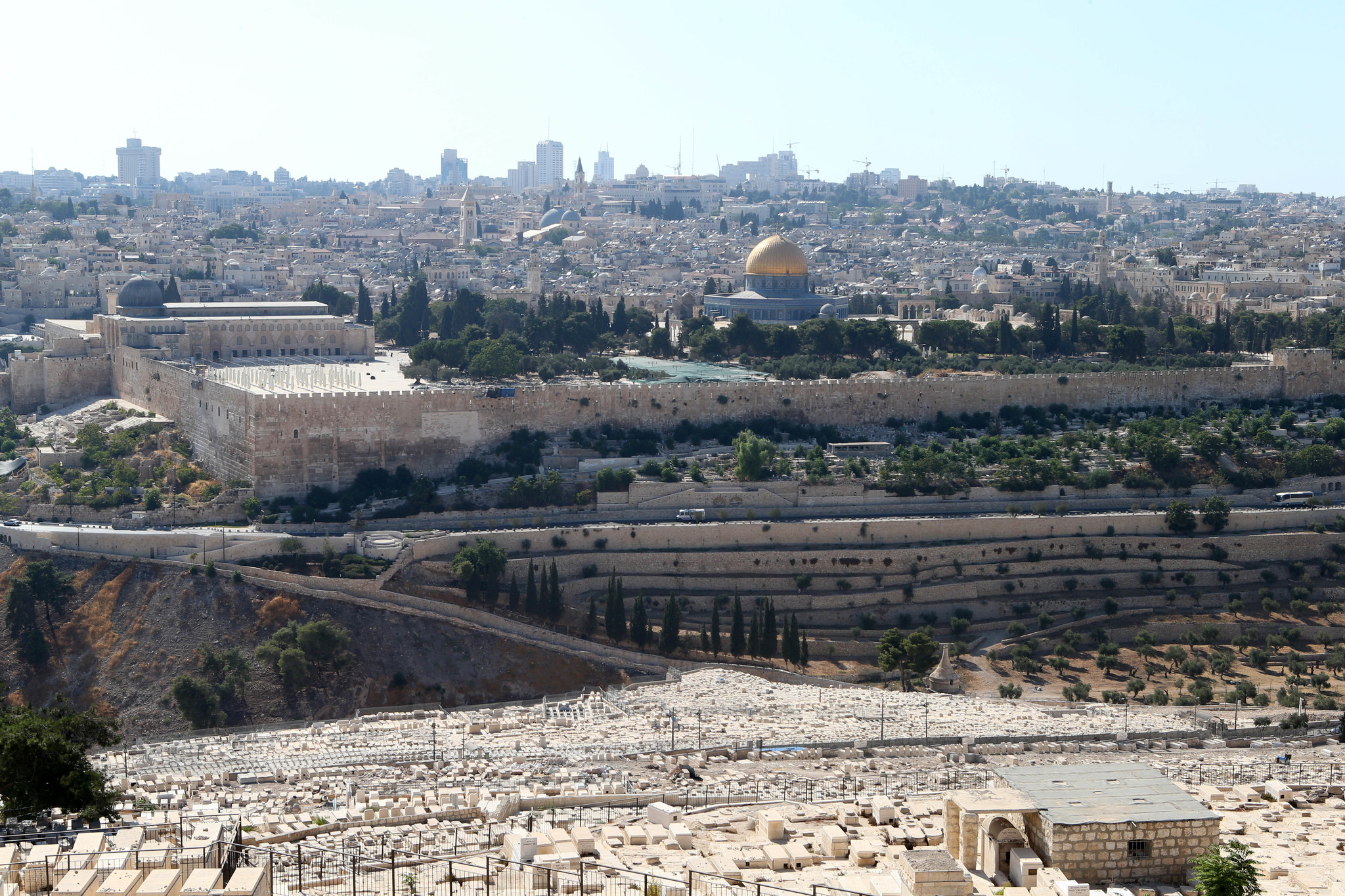 아! 예루살렘. 예루살렘 올리브 산에 있는 유대인 묘지에서 바라본 구시가지의 성전산 모습. 가운데 황금빛 돔은 '바위의 돔(Dome of the Rock)'이고, 왼쪽 작은 회색 돔은 '알 아크사 모스크(Al-Aqsa Mosque)'의 지붕이다. 두 곳 다 이슬람의 성지다. 두 돔 사이 공간의 뒷쪽이 유대인의 성지인 '통곡의 벽'이다 . 성전산은 3000년 전 솔로몬 왕이 건립한 제1 성전과 이후 들어선 제2 성전이 있던 곳이다. [중앙포토]