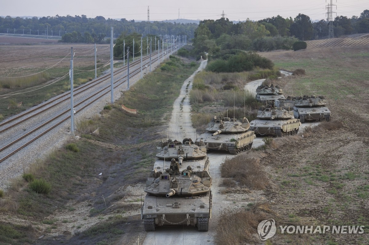 가자지구 인근에 집결한 이스라엘군 탱크