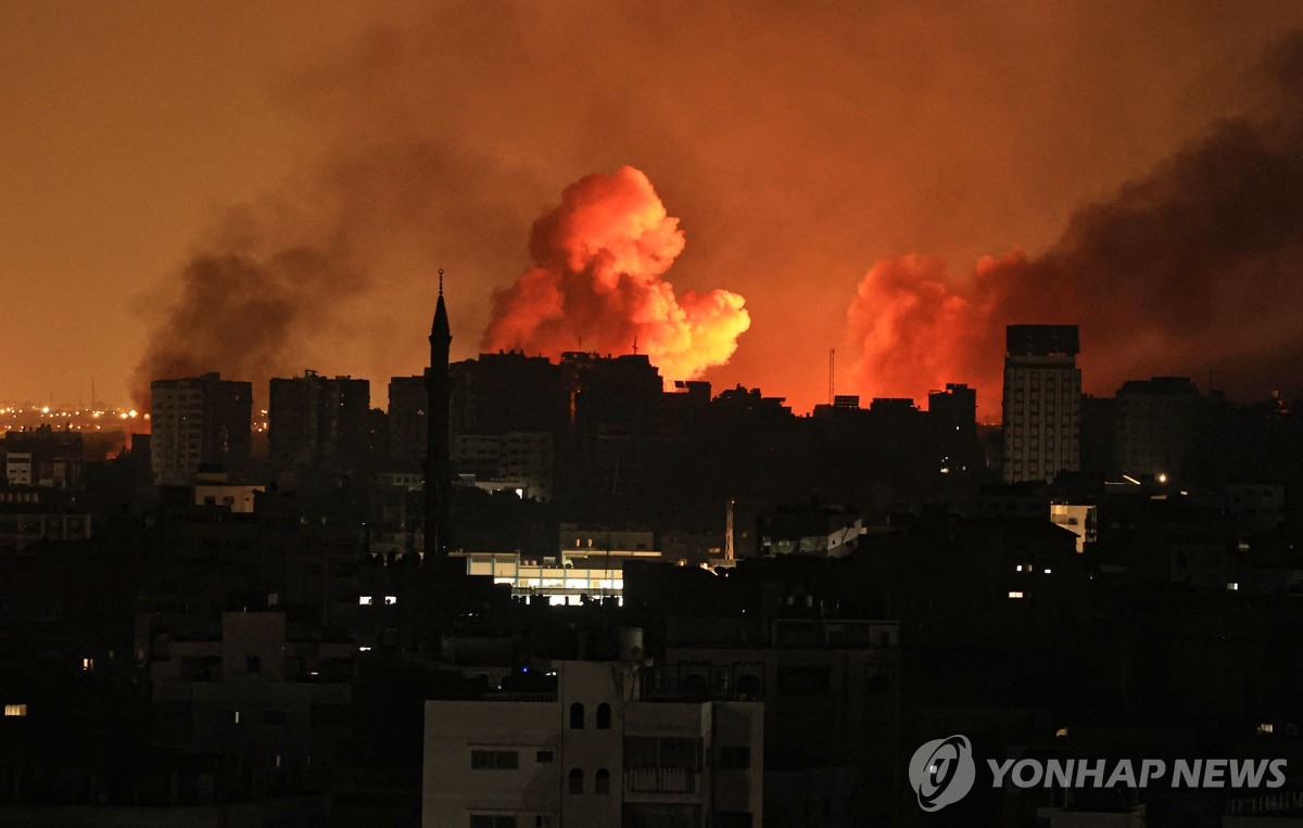 이스라엘 공습 후 화염에 휩싸인 가자지구